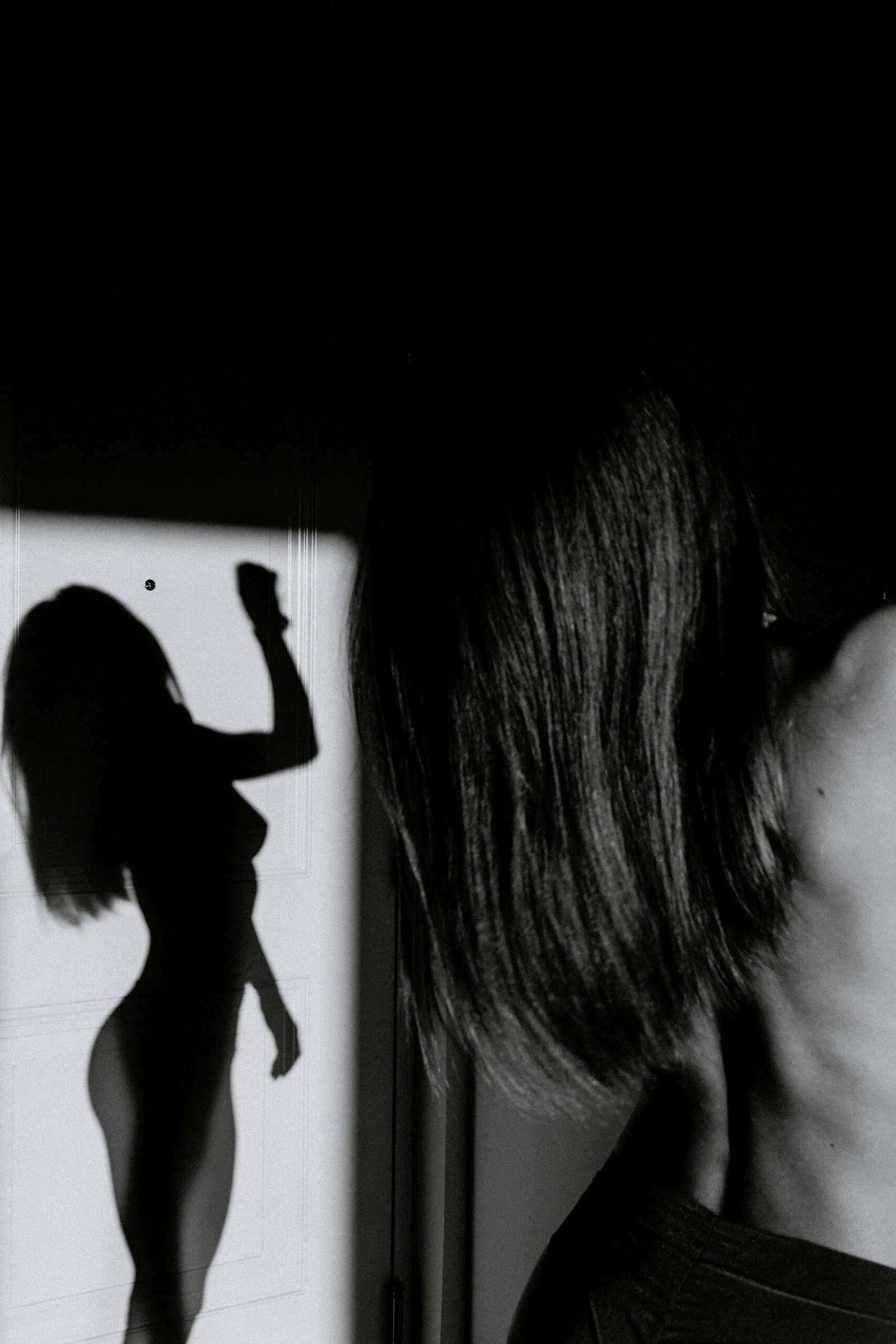 Brunette escort in zwarte lingerie