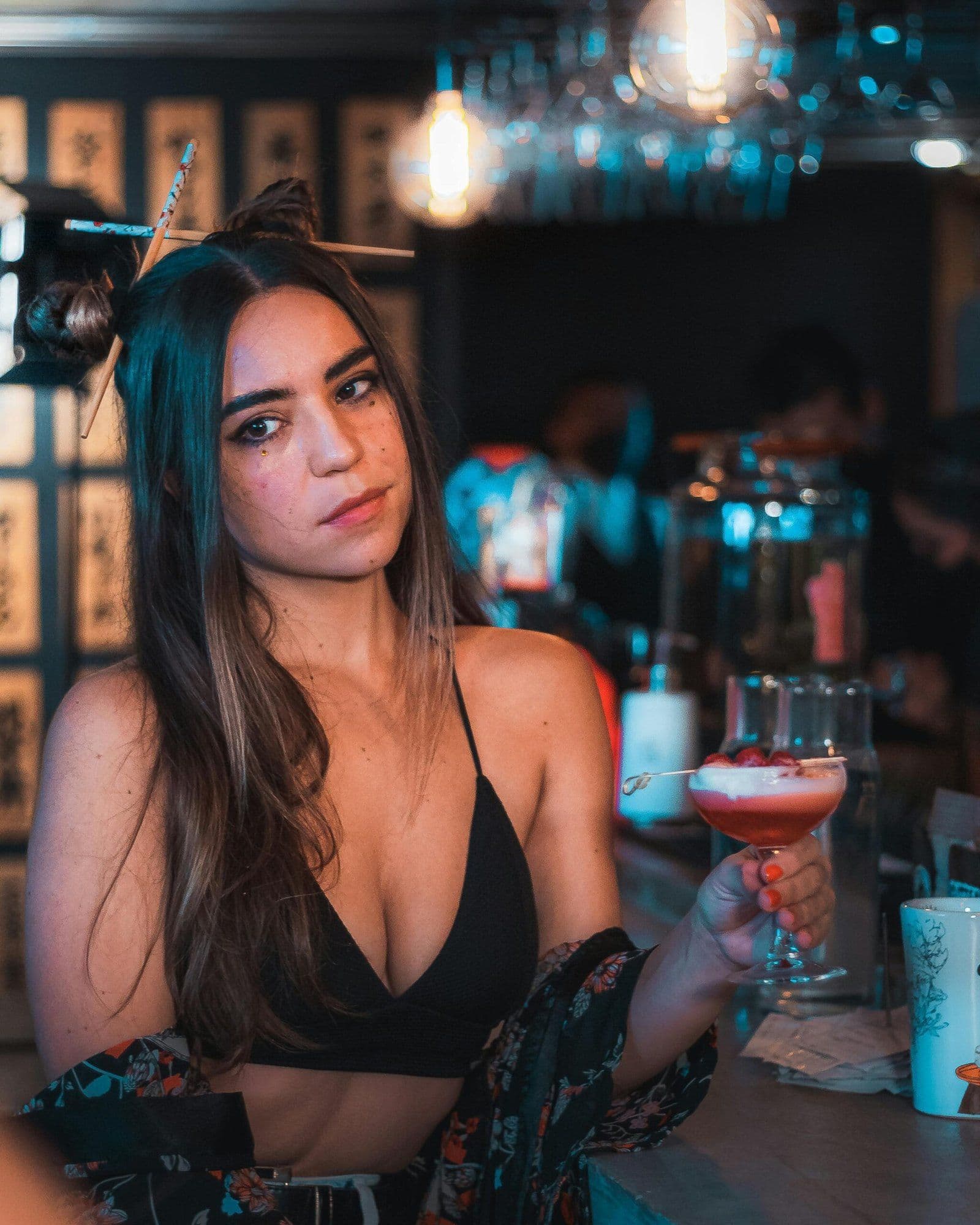 escort in een hotel in een zwart topje. Met een cocktail in haar handen