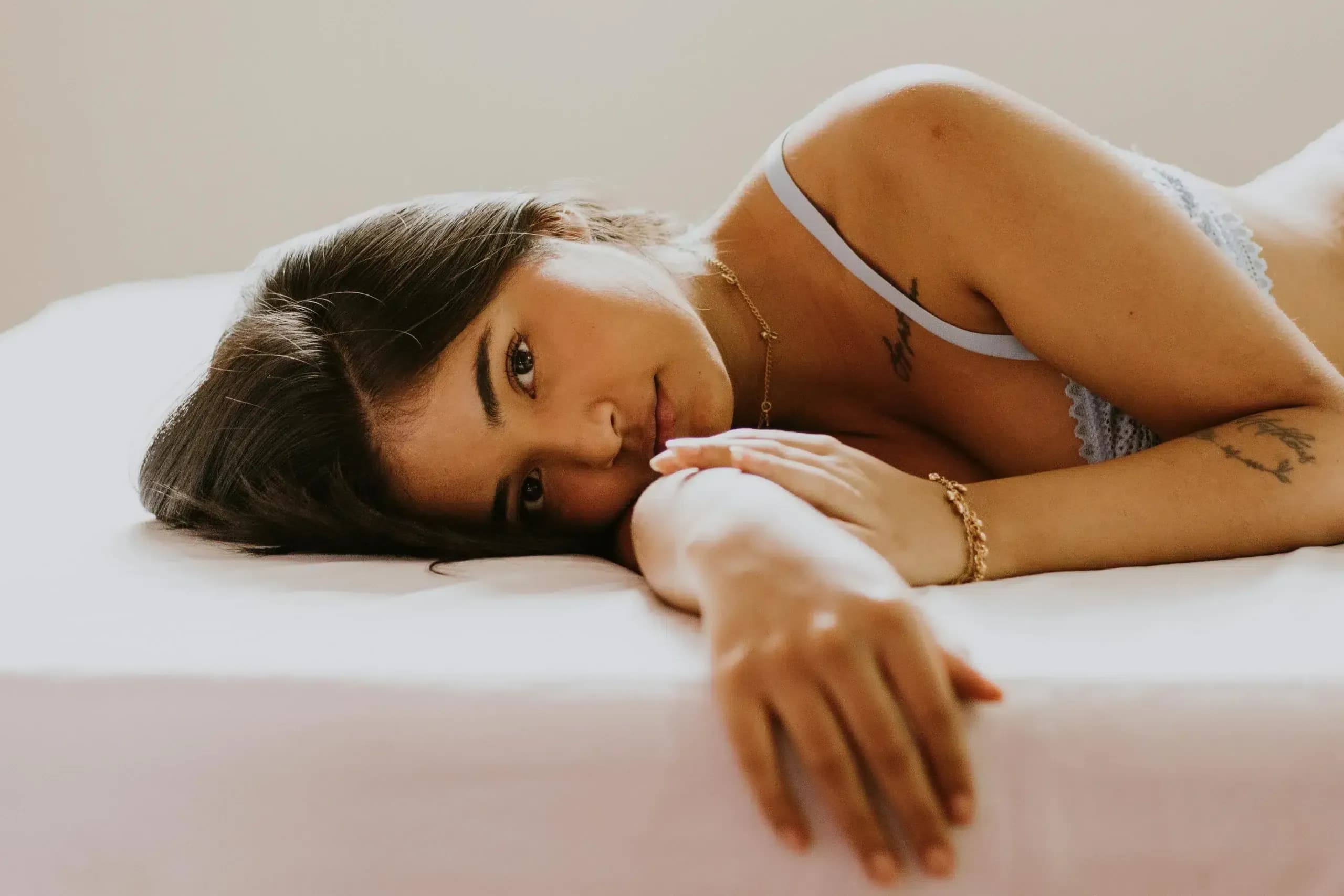 brunette escort met witte lingerie