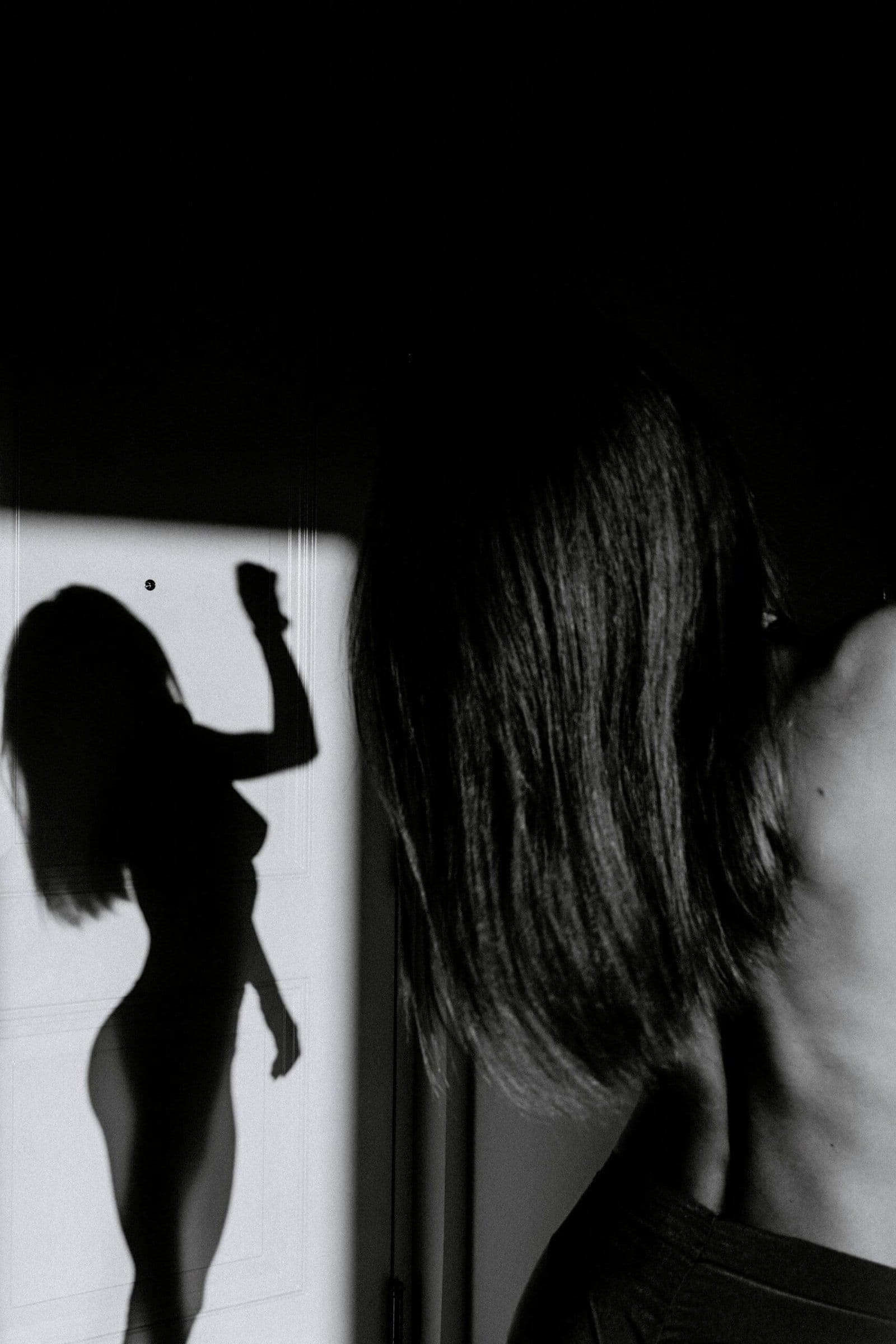 Brunette escort in zwarte lingerie