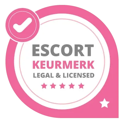 Brunette escort met rode lippenstift, smalle taile en grijs hempje