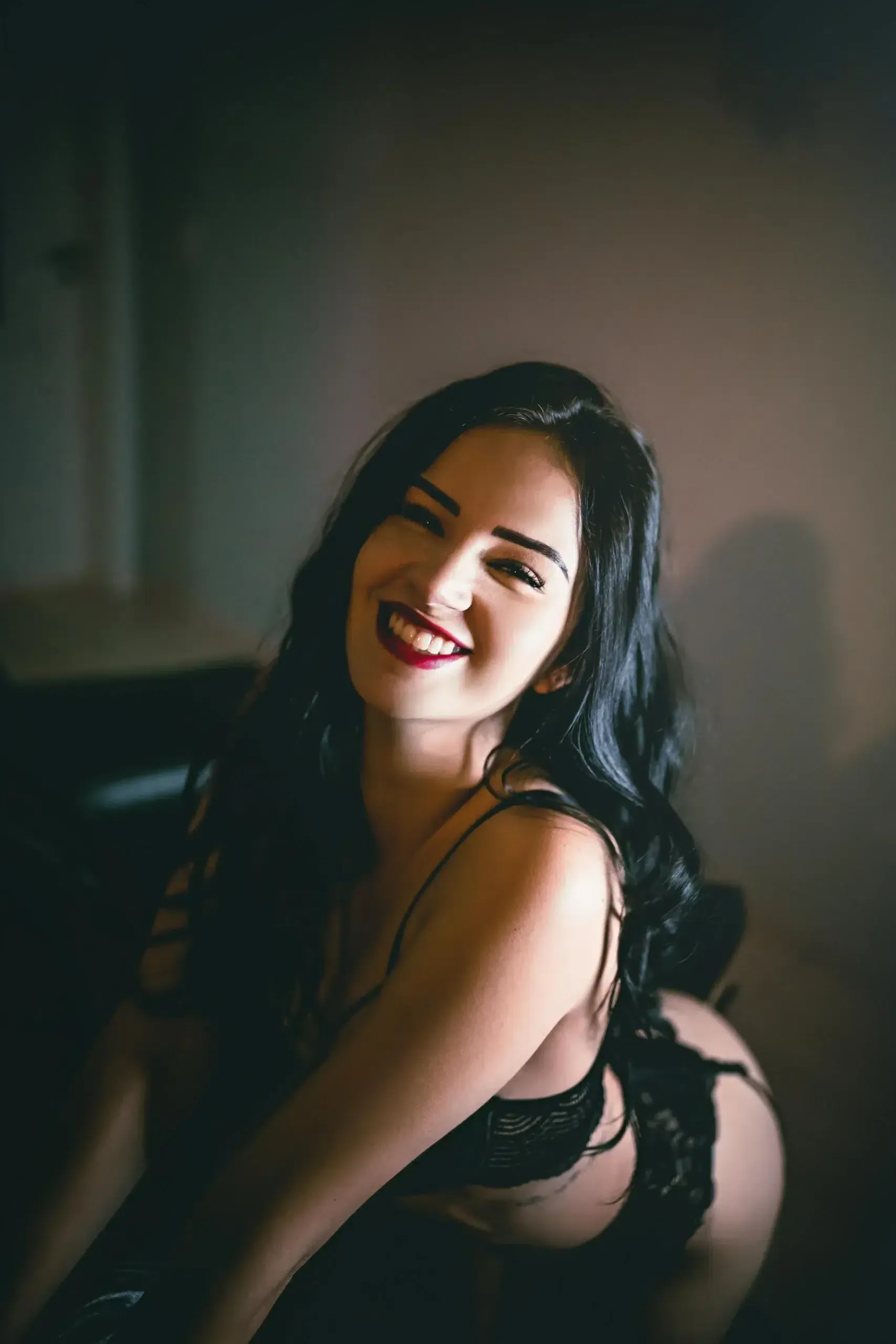 Brunette escort in zwarte lingerie