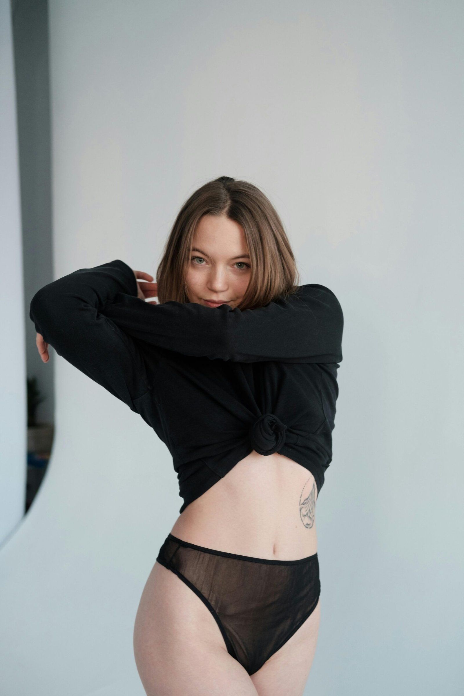 Brunette escort in zwarte lingerie